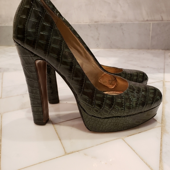 BCBG crocodile embossed pumps size 7 - Picture 2 of 3